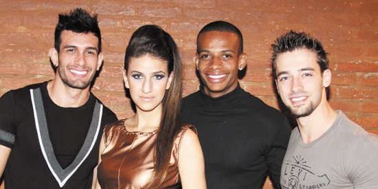 Leandro Donzeli, Thayna Sousa, Felipe Augusto e Breno Ruis em desfile de moda no Espaço Madero
